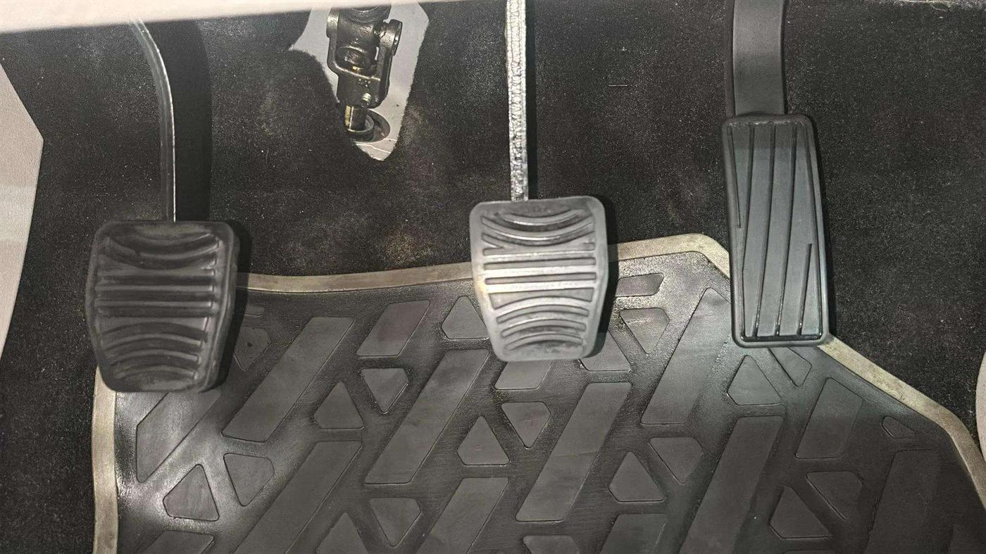 2022 Mahindra XUV300 W8 (O) 1.2 PETROL, Petrol, Manual, 8,248 km, Pedals