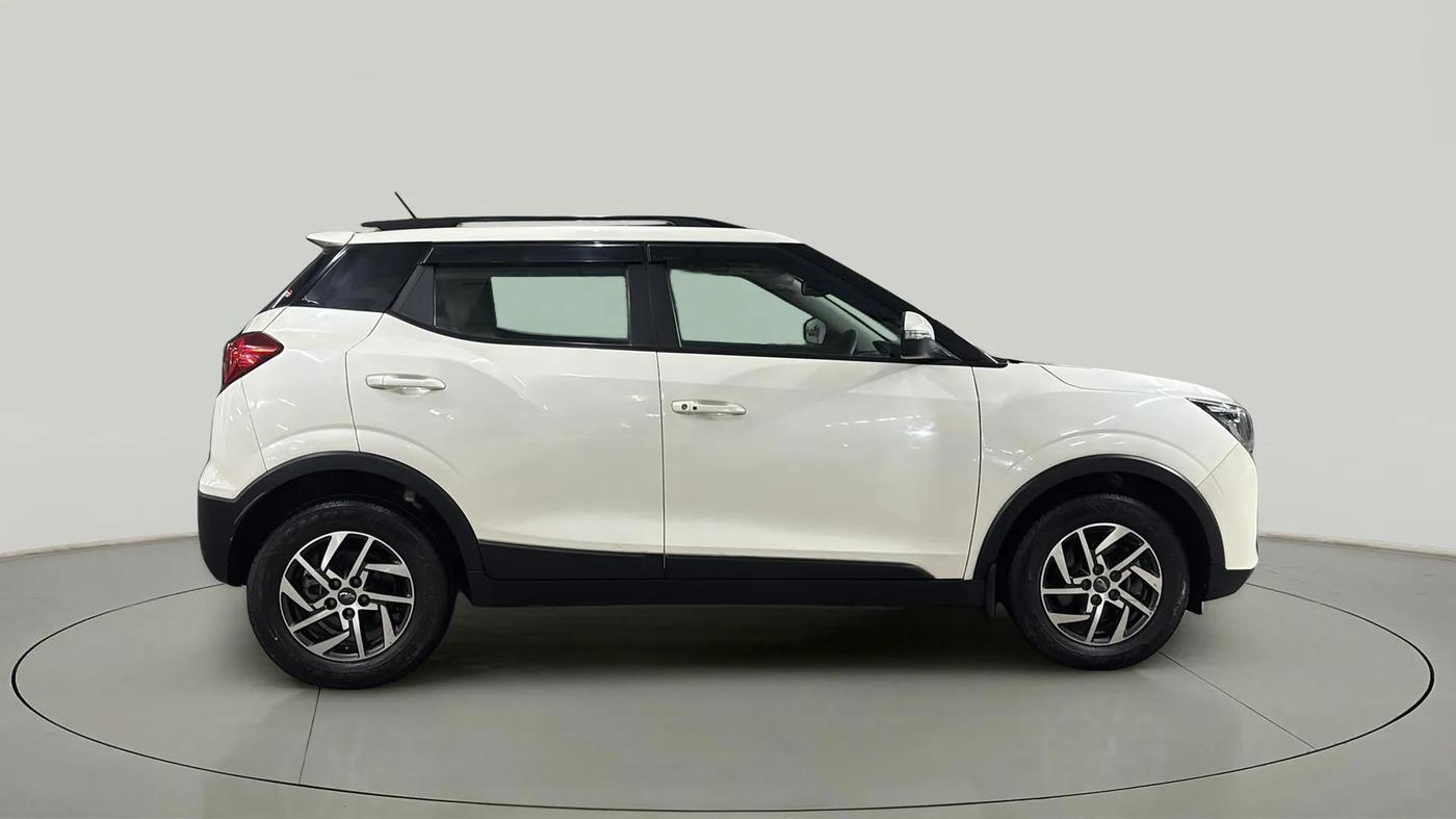 2022 Mahindra XUV300 W8 (O) 1.2 PETROL, Petrol, Manual, 8,248 km, Right Side View