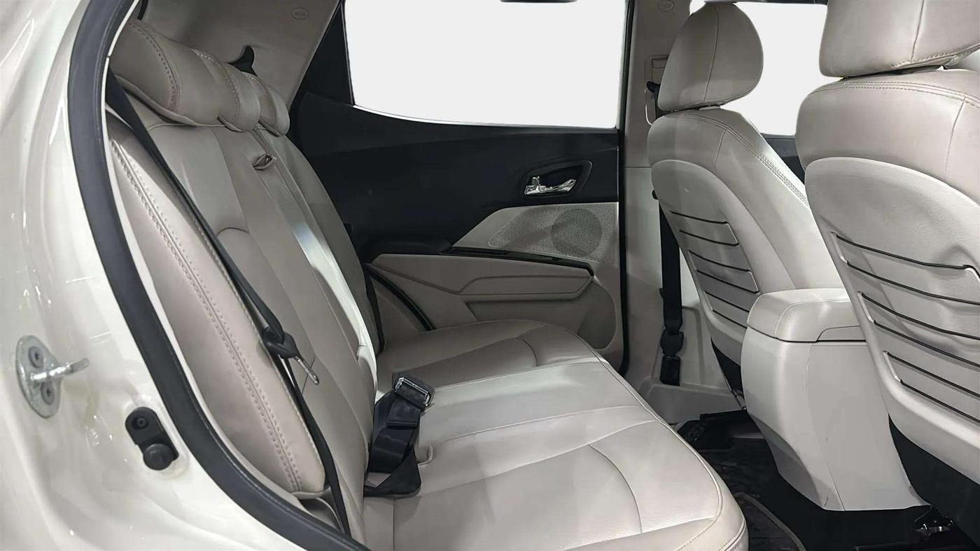 2022 Mahindra XUV300 W8 (O) 1.2 PETROL, Petrol, Manual, 8,248 km, Right Side Rear Door Cabin