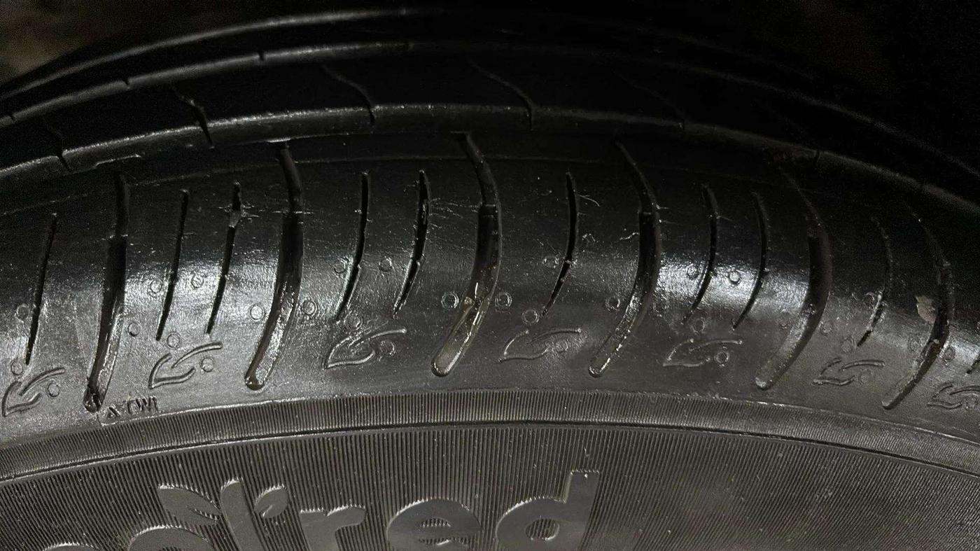 2022 Mahindra XUV300 W8 (O) 1.2 PETROL, Petrol, Manual, 8,248 km, Left Front Tyre Tread