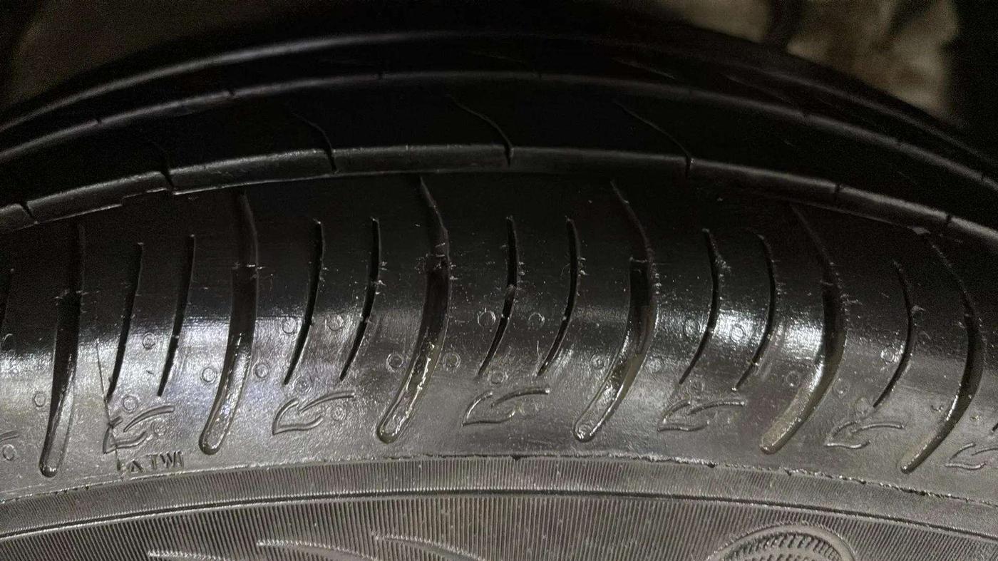 2022 Mahindra XUV300 W8 (O) 1.2 PETROL, Petrol, Manual, 8,248 km, Right Front Tyre Tread