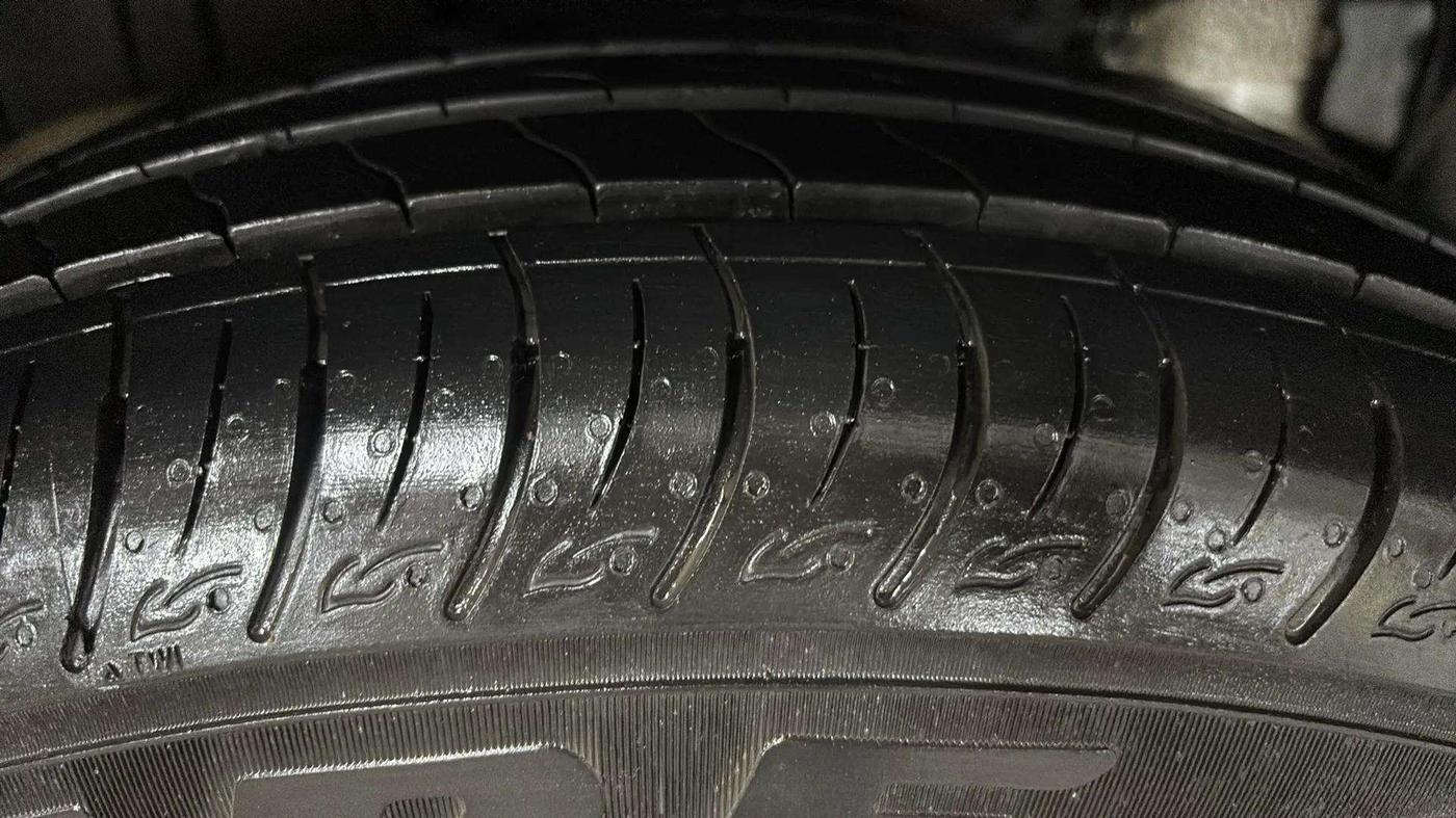 2022 Mahindra XUV300 W8 (O) 1.2 PETROL, Petrol, Manual, 8,248 km, Right Rear Tyre Tread
