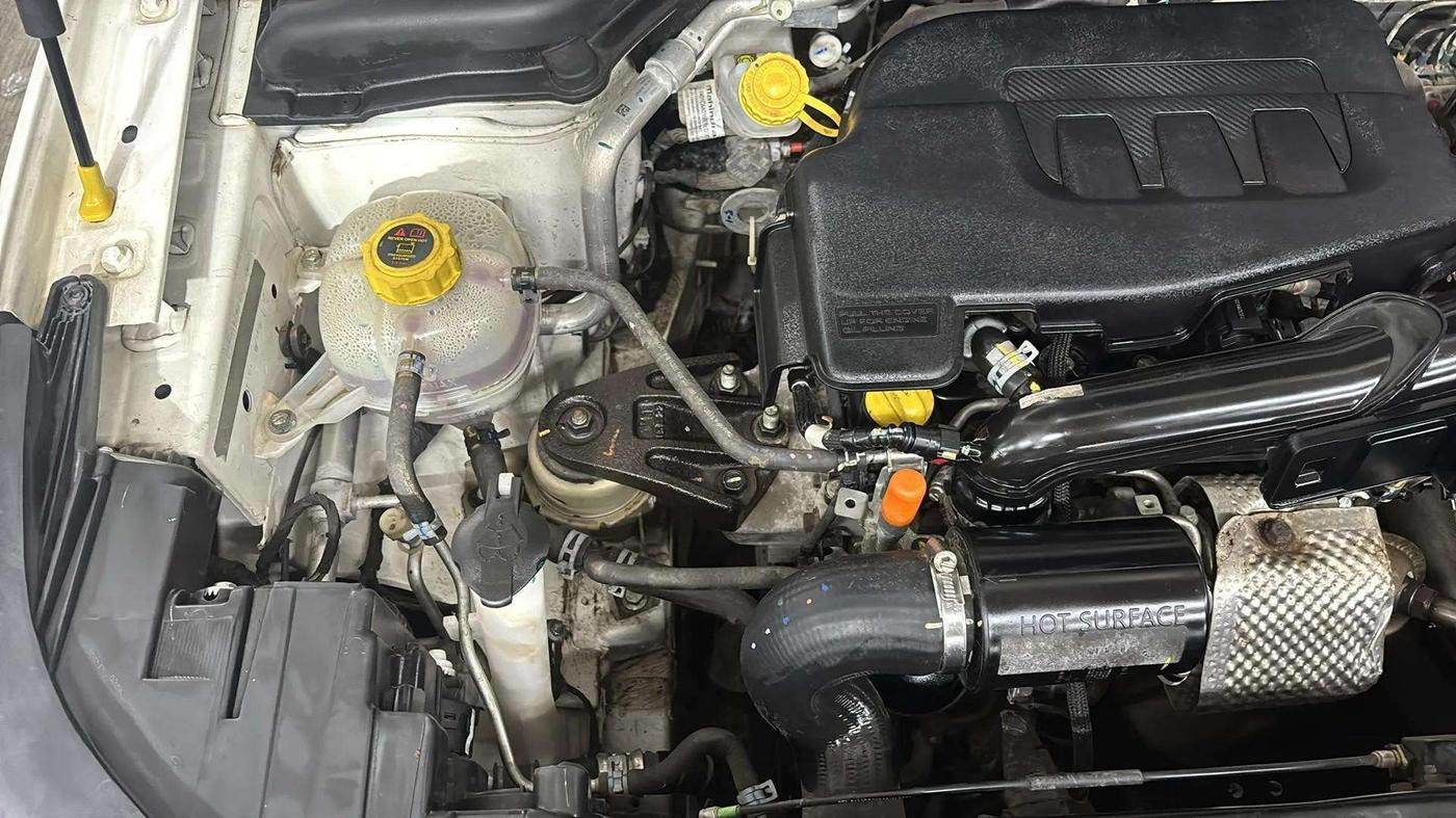 2022 Mahindra XUV300 W8 (O) 1.2 PETROL, Petrol, Manual, 8,248 km, Engine View - Right