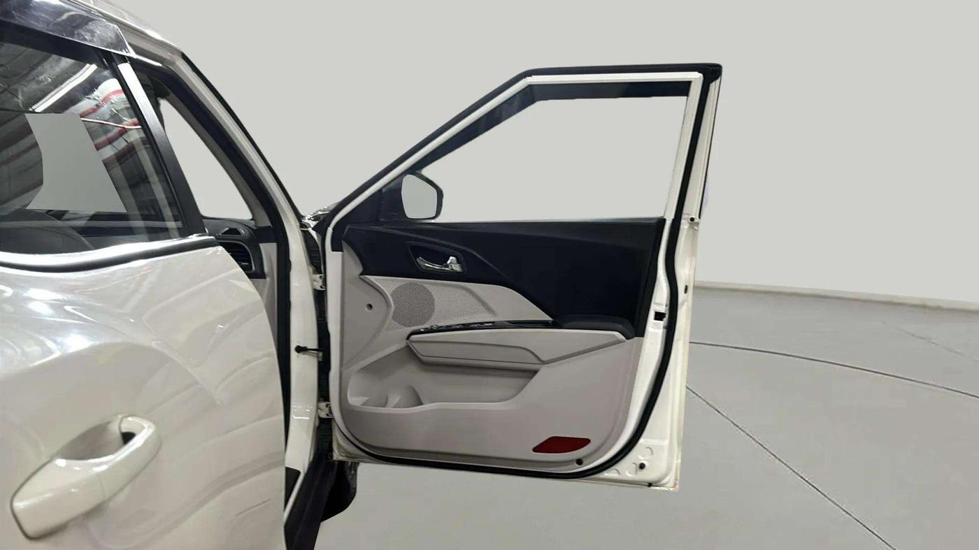 2022 Mahindra XUV300 W8 (O) 1.2 PETROL, Petrol, Manual, 8,248 km, RHS Front Door
