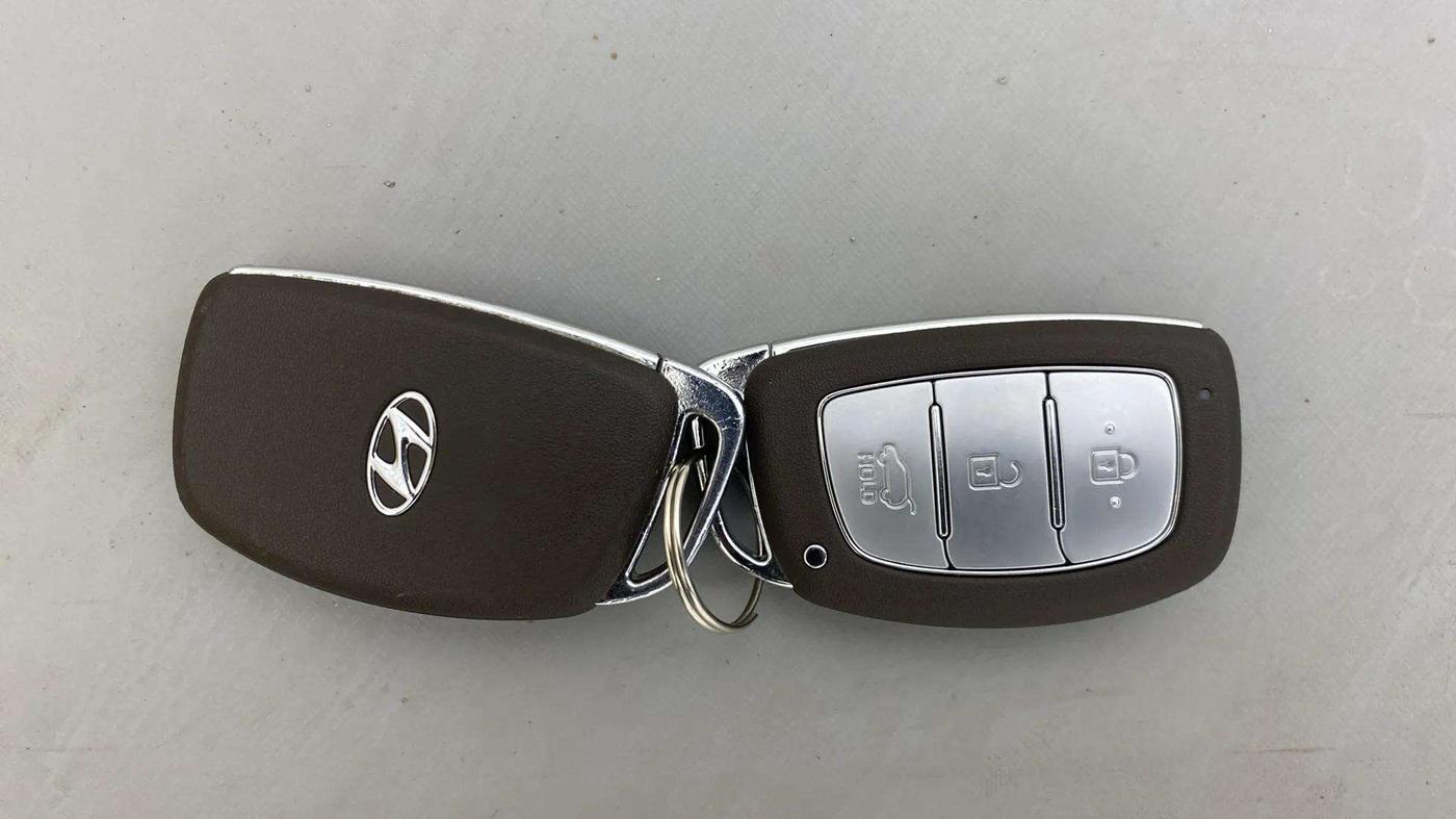 2022 Hyundai VENUE SX 1.2 PETROL, Petrol, Manual, 42,500 km, Key Close Up