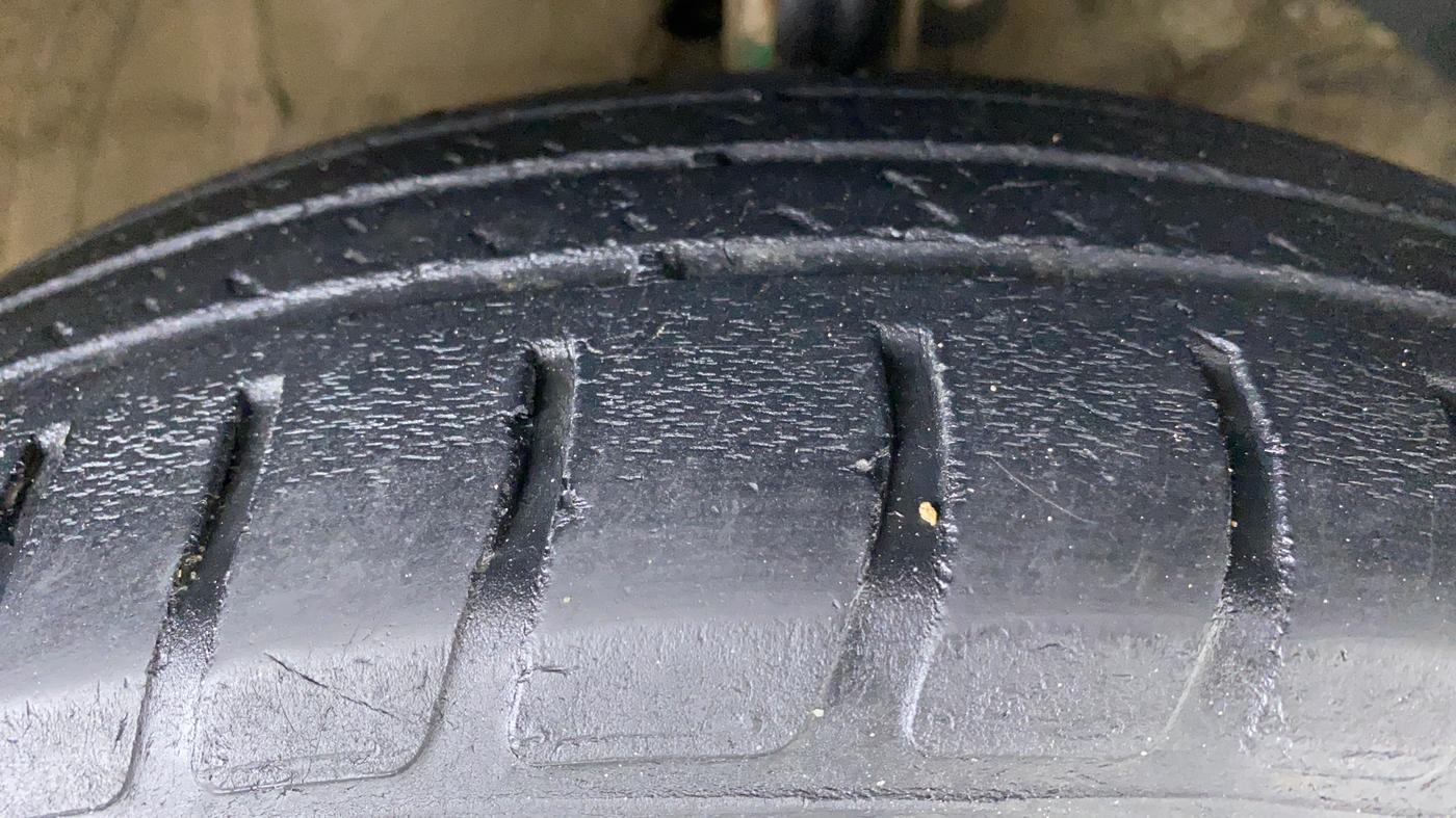 2019 Maruti Swift VXI, Petrol, Manual, 45,190 km, Right Front Tyre Tread