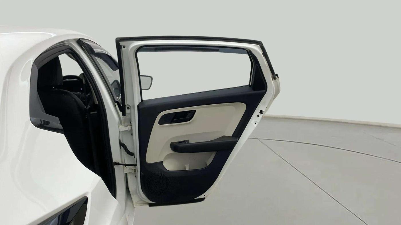 2023 Tata ALTROZ XM PLUS CNG, CNG, Manual, 24,083 km, RHS Rear Door