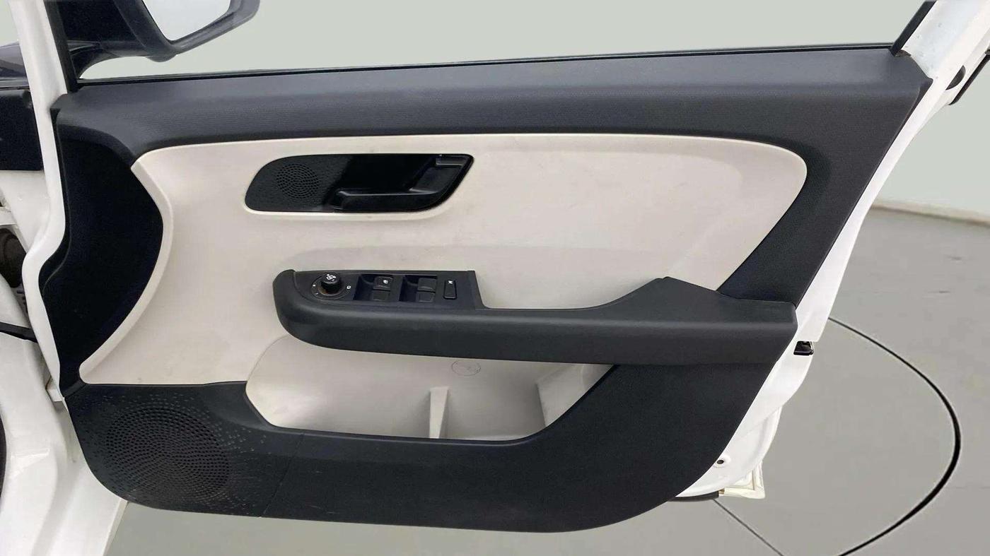 2023 Tata ALTROZ XM PLUS CNG, CNG, Manual, 24,083 km, Driver Side Door Panels Control