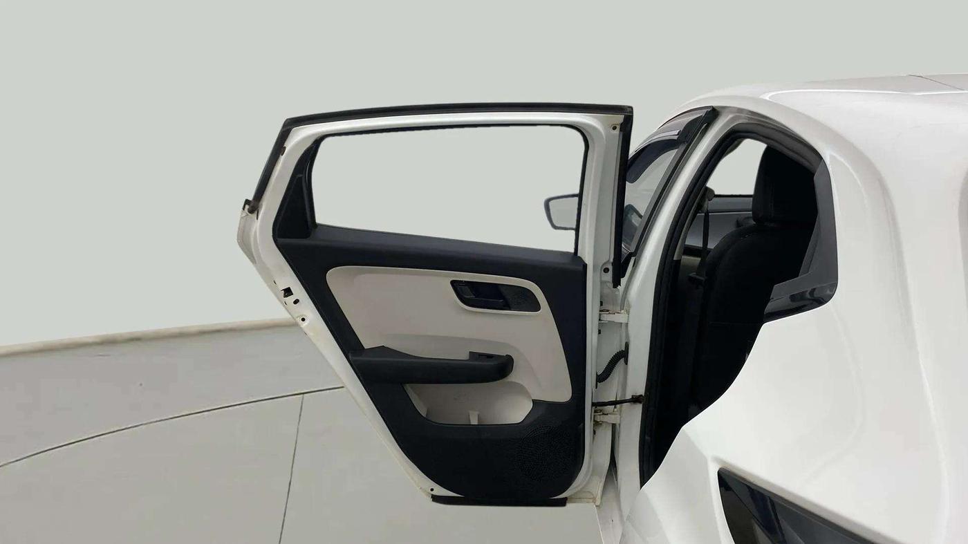 2023 Tata ALTROZ XM PLUS CNG, CNG, Manual, 24,083 km, LHS Rear Door