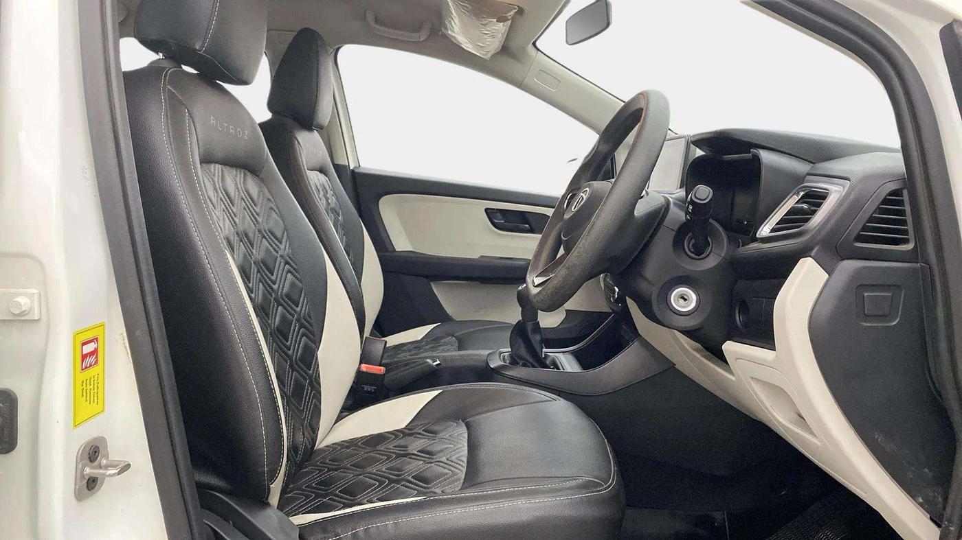 2023 Tata ALTROZ XM PLUS CNG, CNG, Manual, 24,083 km, Right Side Front Door Cabin