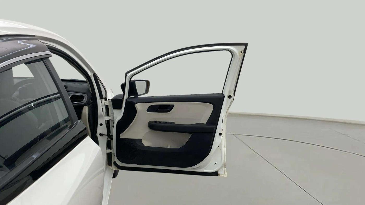 2023 Tata ALTROZ XM PLUS CNG, CNG, Manual, 24,083 km, RHS Front Door