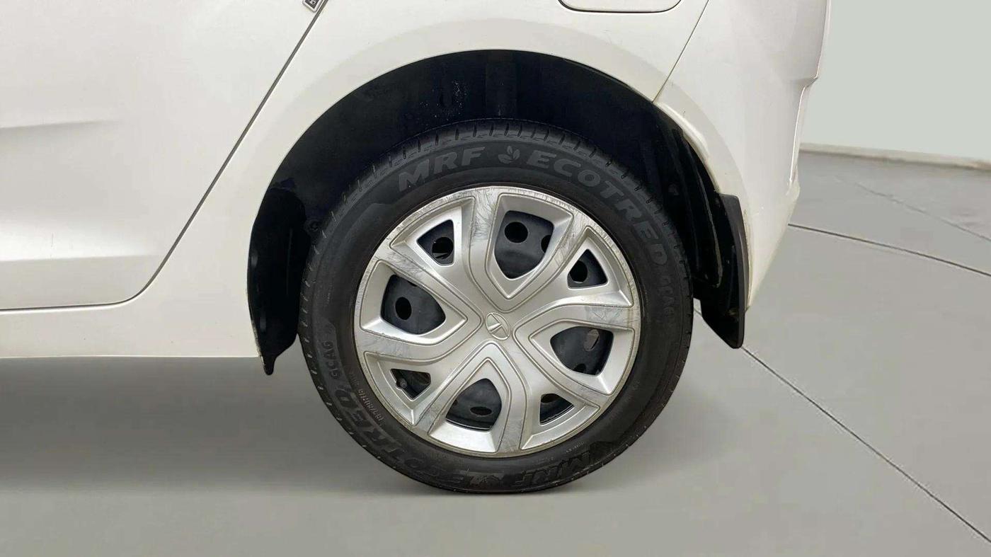 2023 Tata ALTROZ XM PLUS CNG, CNG, Manual, 24,083 km, Left Rear Wheel