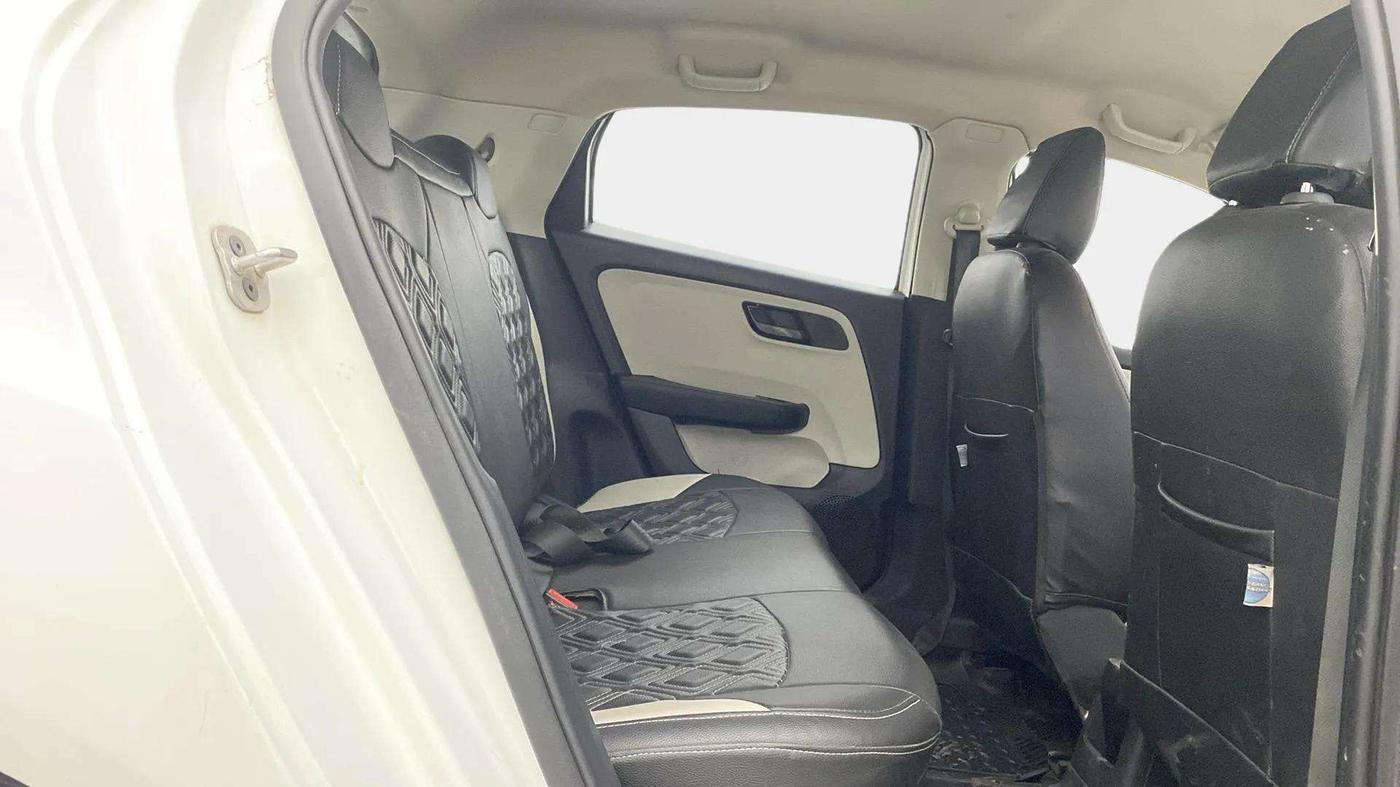 2023 Tata ALTROZ XM PLUS CNG, CNG, Manual, 24,083 km, Right Side Rear Door Cabin
