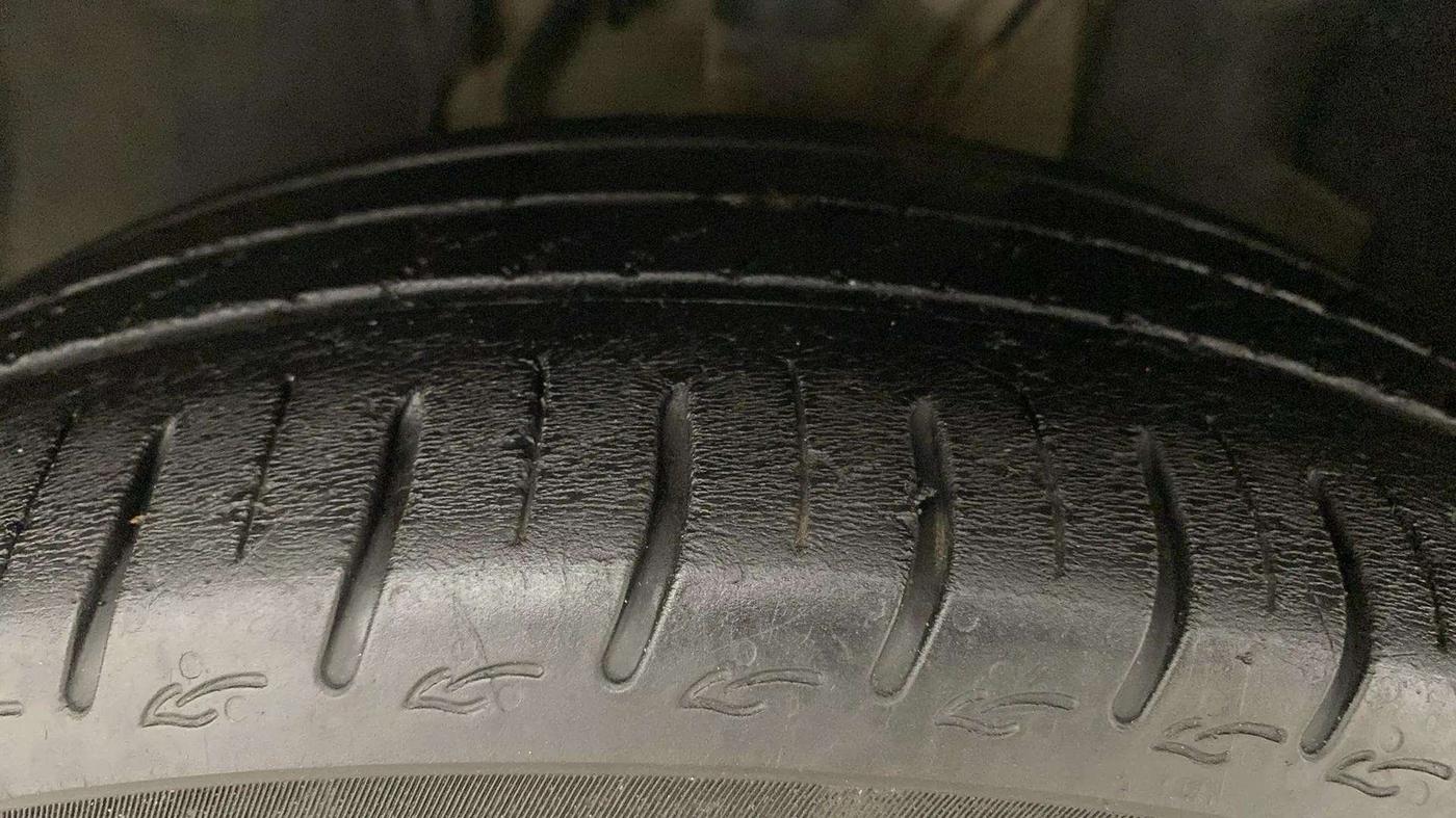 2023 Tata ALTROZ XM PLUS CNG, CNG, Manual, 24,083 km, Left Front Tyre Tread