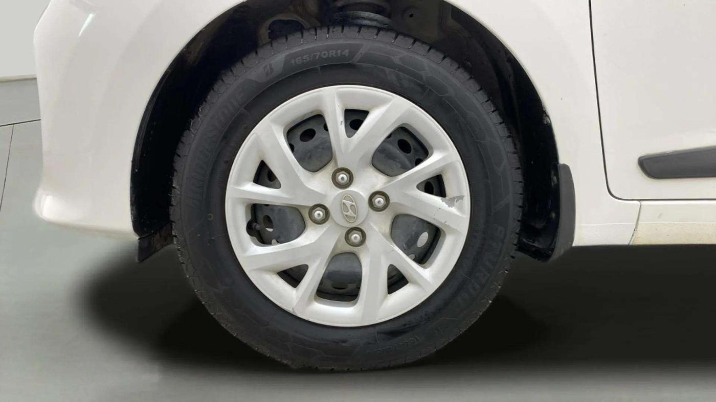 2017 Hyundai Grand i10 SPORTZ 1.2 KAPPA VTVT, Petrol, Manual, 35,714 km, Left Front Wheel