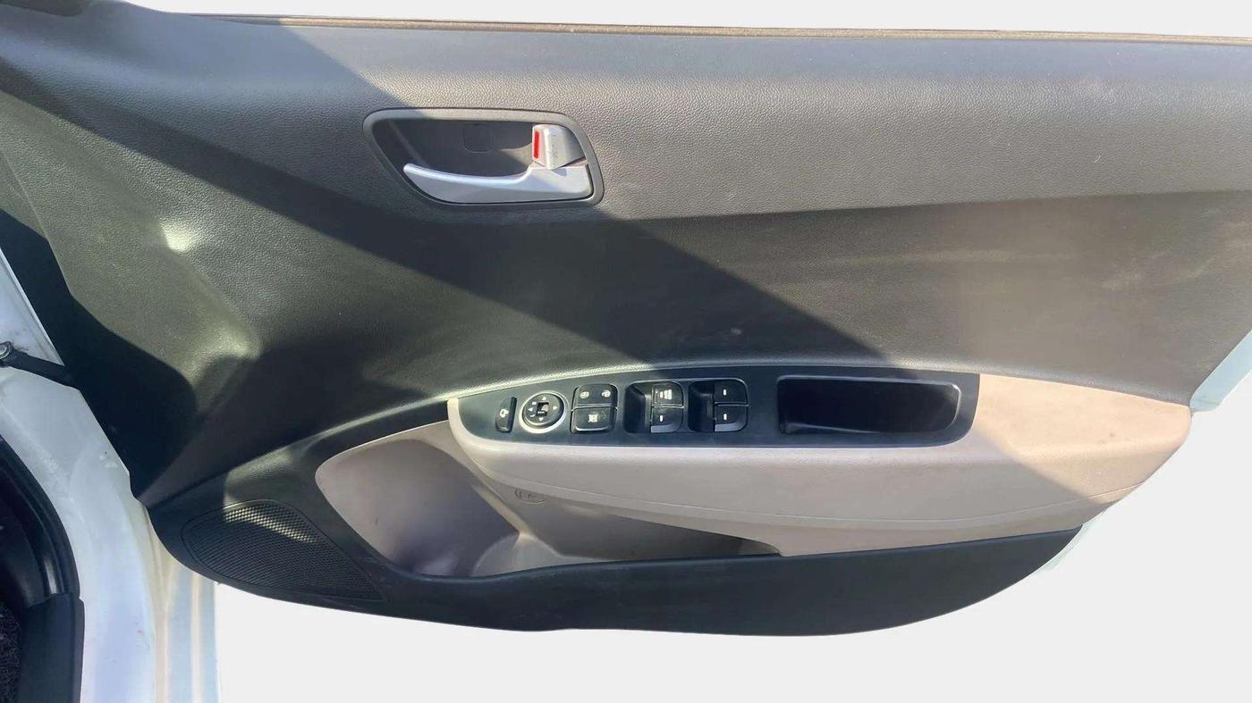 2020 Hyundai Grand i10 SPORTZ 1.2 KAPPA VTVT, Petrol, Manual, 38,281 km, Driver Side Door Panels Control