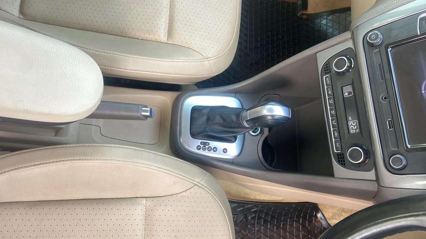 2020 Volkswagen Vento HIGHLINE PLUS 1.0L TSI AT, Petrol, Automatic, 38,449 km, Gear Lever