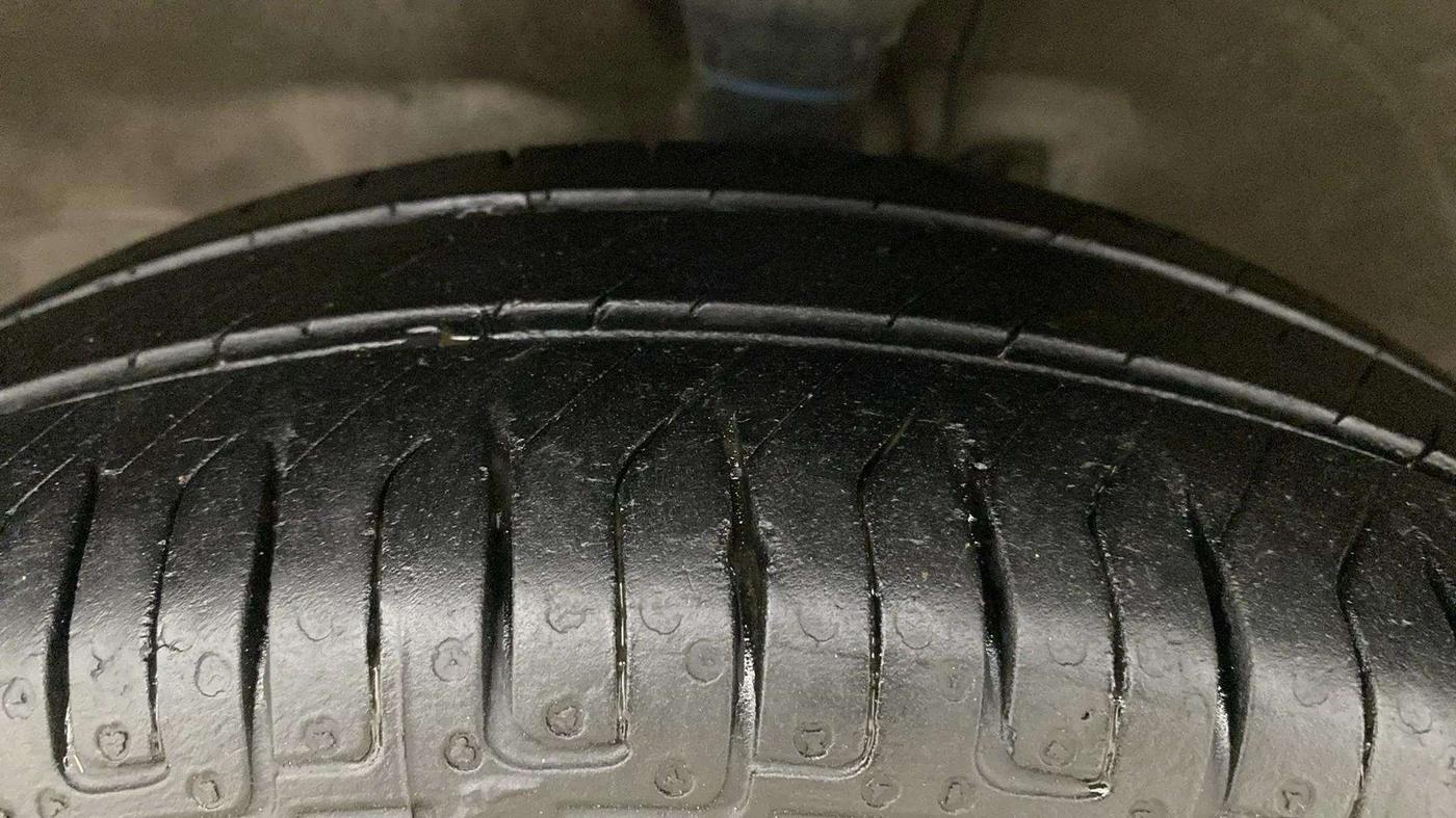 2017 Maruti Wagon R 1.0 VXI AMT, Petrol, Automatic, 68,432 km, Left Front Tyre Tread