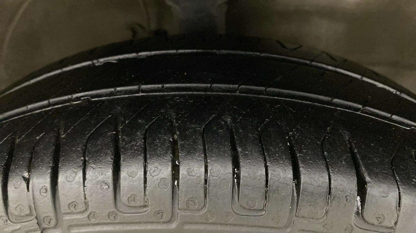 2017 Maruti Wagon R 1.0 VXI AMT, Petrol, Automatic, 68,432 km, Right Front Tyre Tread