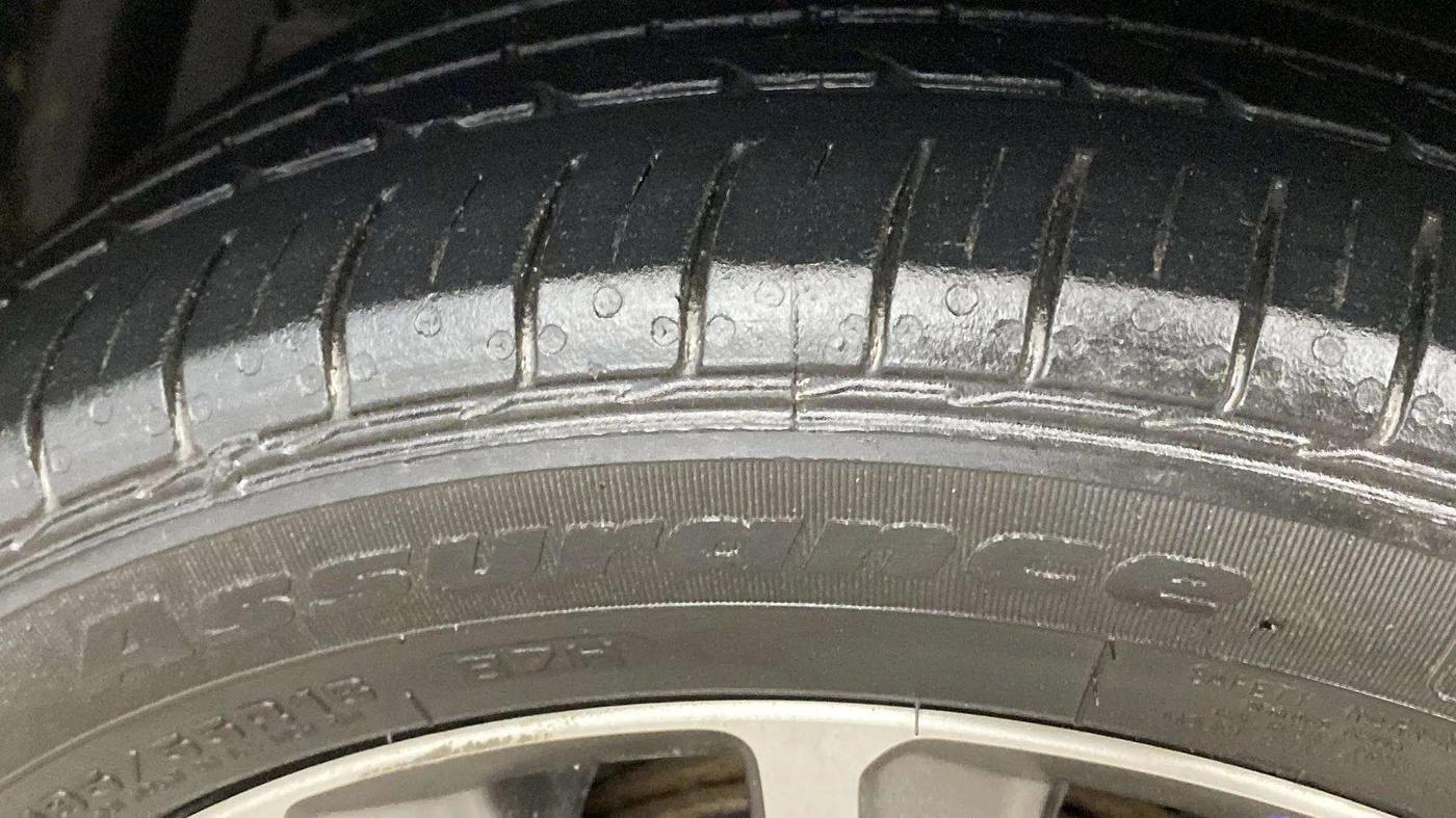 2022 Maruti Ciaz ALPHA  AT 1.5 SHVS PETROL, Petrol, Automatic, 34,784 km, Left Rear Tyre Tread