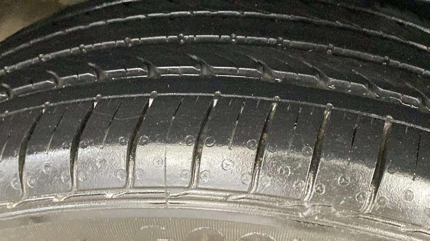 2022 Maruti Ciaz ALPHA  AT 1.5 SHVS PETROL, Petrol, Automatic, 34,784 km, Left Front Tyre Tread