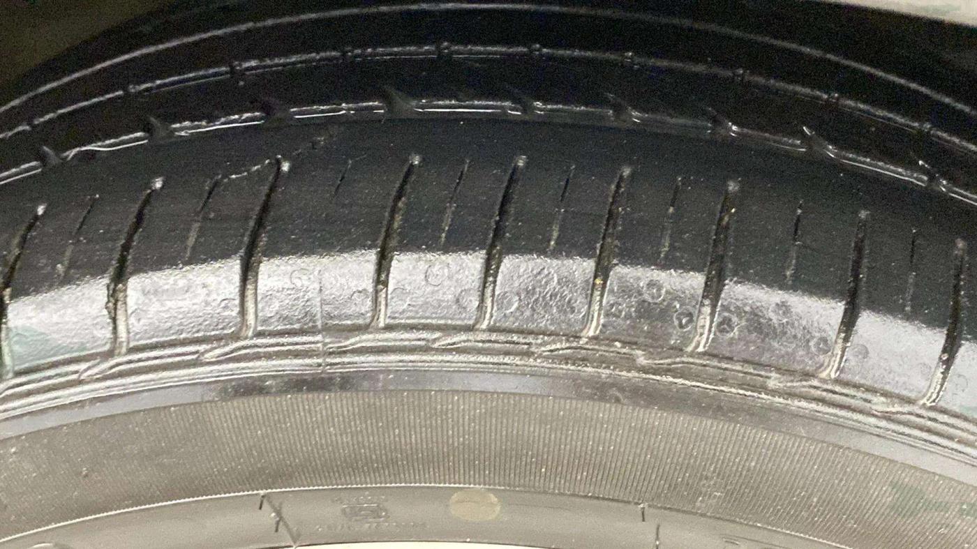 2022 Maruti Ciaz ALPHA  AT 1.5 SHVS PETROL, Petrol, Automatic, 34,784 km, Right Front Tyre Tread