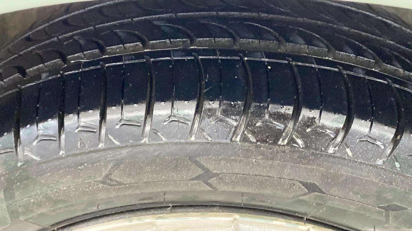 2018 Toyota Etios V PLATINUM, Petrol, Manual, 67,251 km, Right Front Tyre Tread