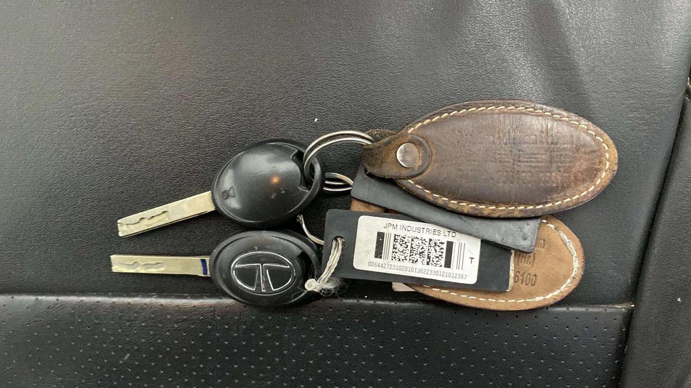 2021 Tata ALTROZ XE PETROL, Petrol, Manual, 33,458 km, Key Close Up