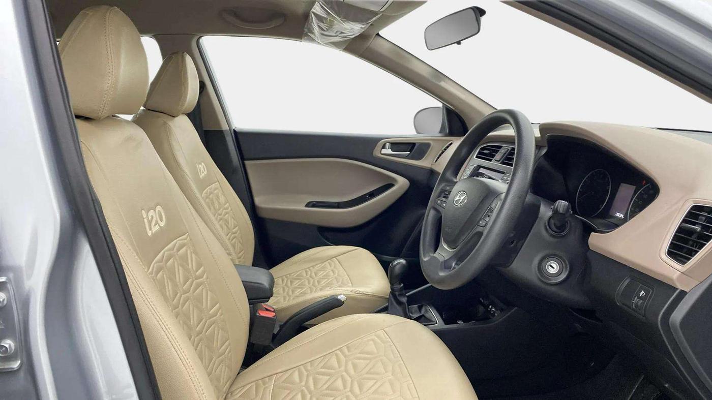 2020 Hyundai Elite i20 SPORTZ PLUS 1.2, Petrol, Manual, 28,583 km, Right Side Front Door Cabin