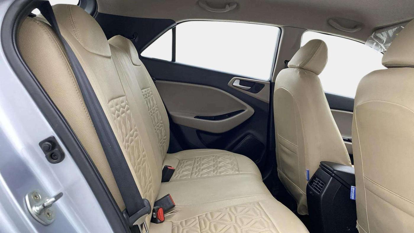2020 Hyundai Elite i20 SPORTZ PLUS 1.2, Petrol, Manual, 28,583 km, Right Side Rear Door Cabin