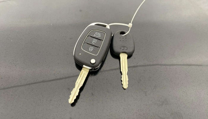 2024 Hyundai VENUE S 1.2, Petrol, Manual, 7,578 km, Key Close Up
