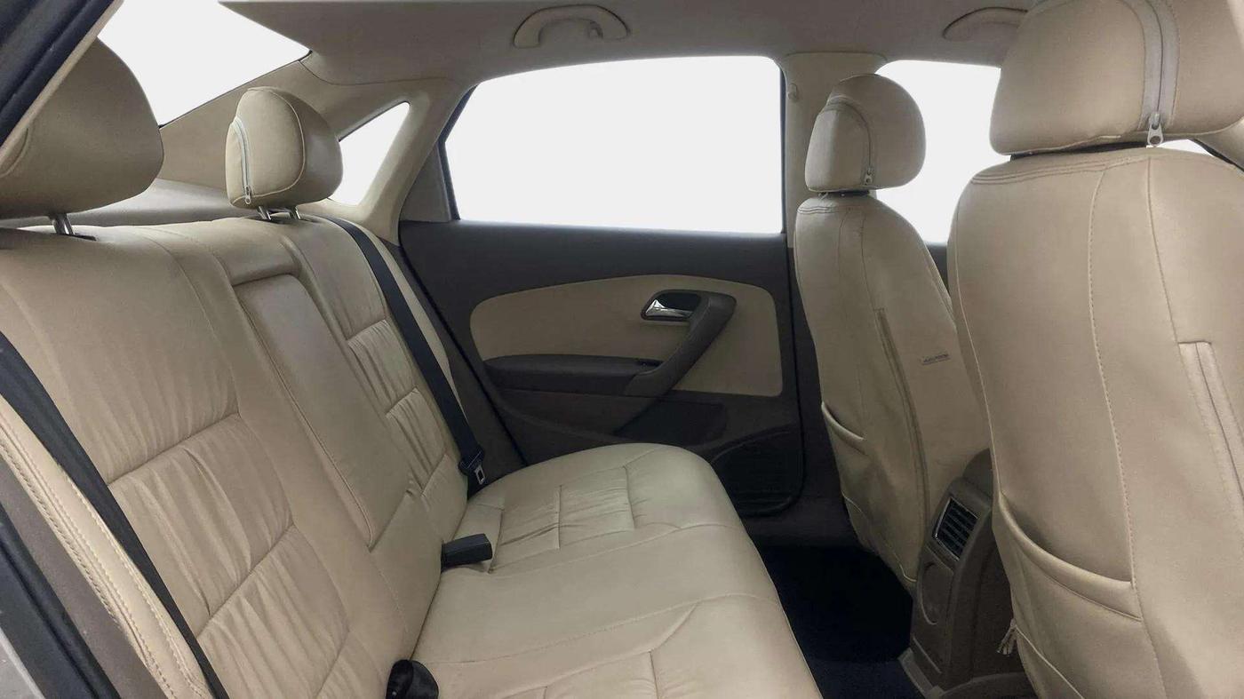 2015 Skoda Rapid AMBITION 1.6 MPI MT, Petrol, Manual, 76,850 km, Right Side Rear Door Cabin