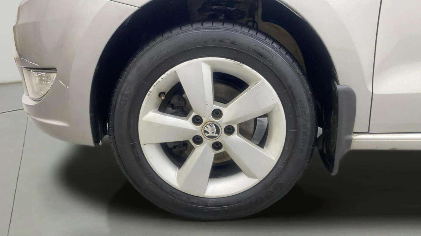 2015 Skoda Rapid AMBITION 1.6 MPI MT, Petrol, Manual, 76,850 km, Left Front Wheel