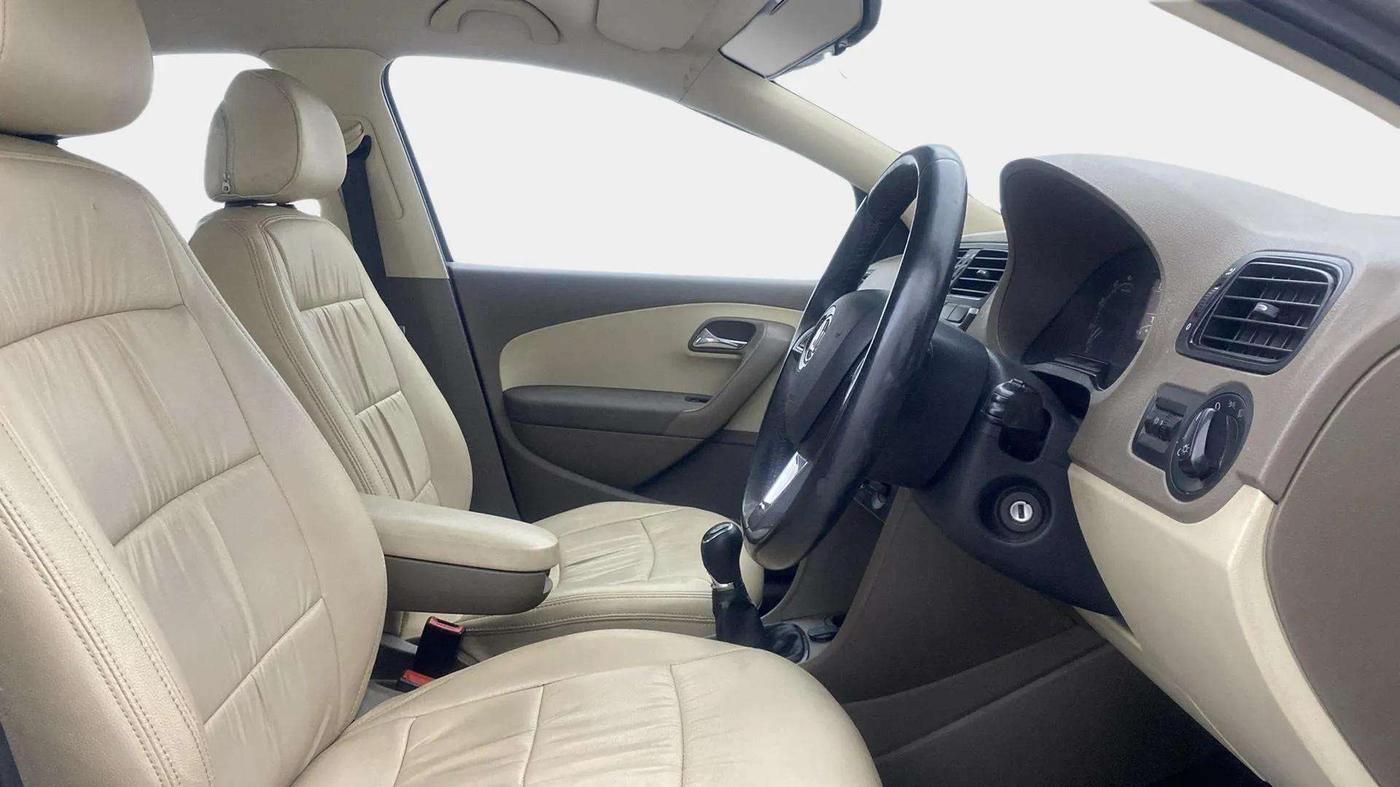 2015 Skoda Rapid AMBITION 1.6 MPI MT, Petrol, Manual, 76,850 km, Right Side Front Door Cabin