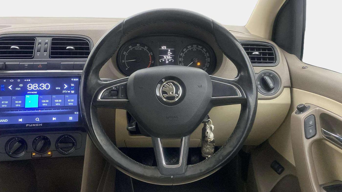 2015 Skoda Rapid AMBITION 1.6 MPI MT, Petrol, Manual, 76,850 km, Steering Wheel Close Up