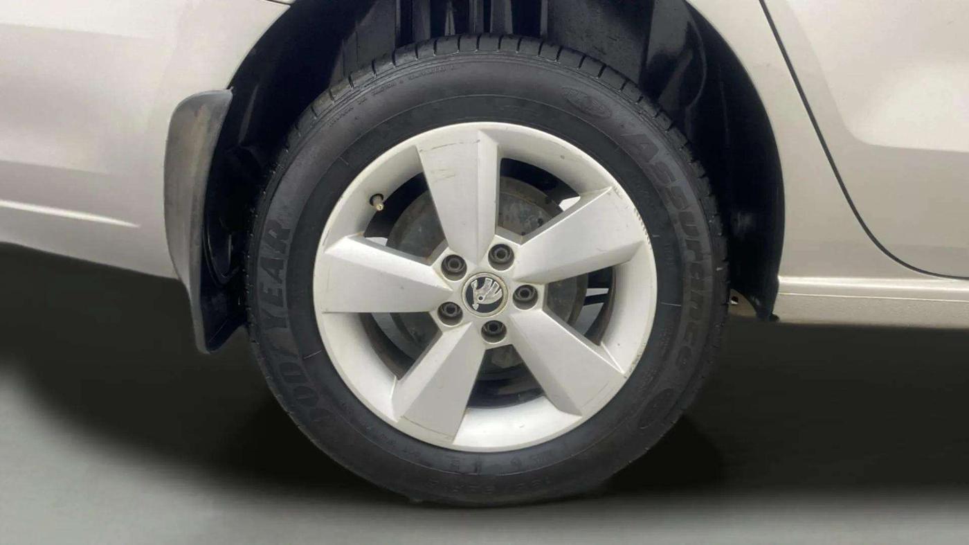 2015 Skoda Rapid AMBITION 1.6 MPI MT, Petrol, Manual, 76,850 km, Right Rear Wheel