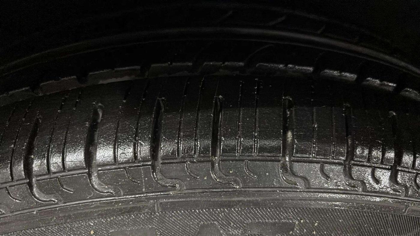 2015 Maruti Celerio VXI AMT, Petrol, Automatic, 27,603 km, Right Front Tyre Tread