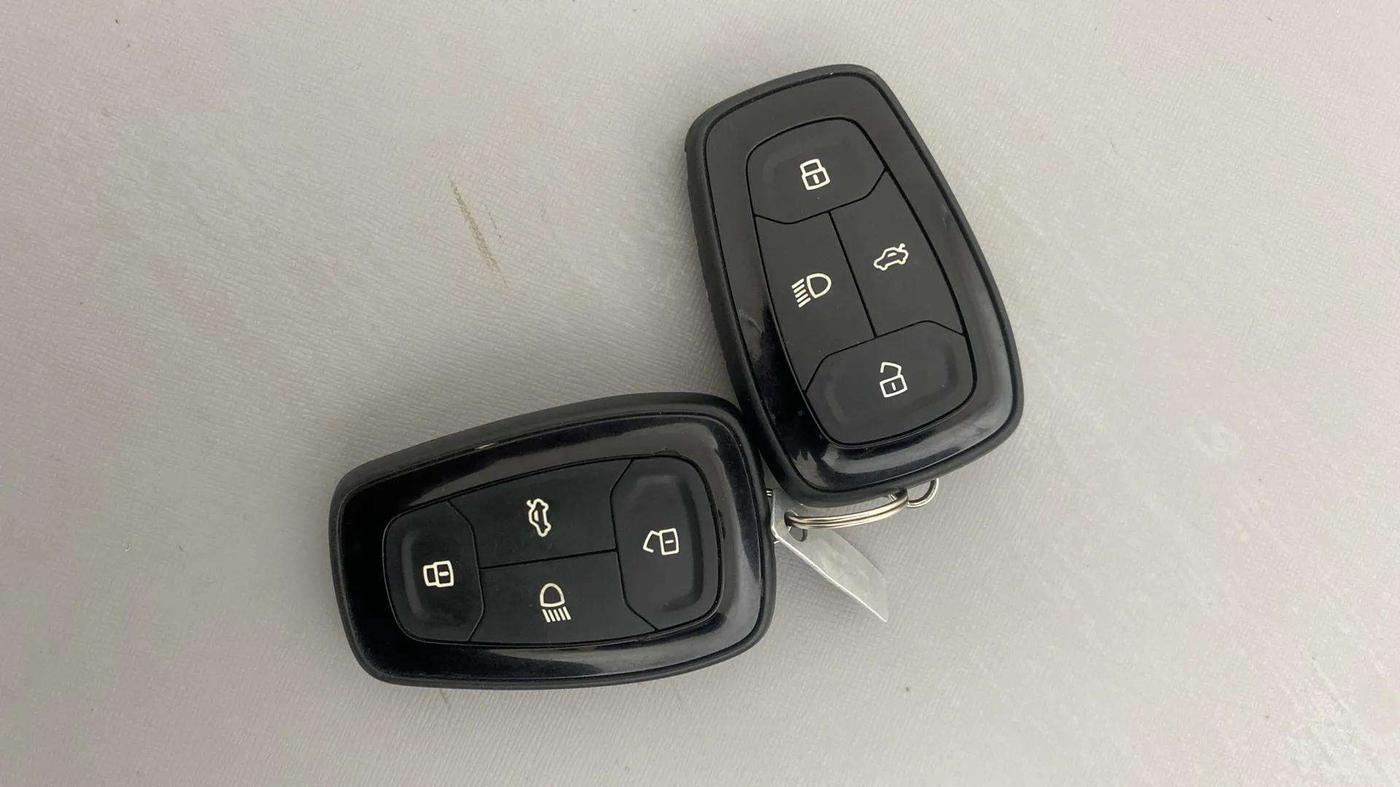 2021 Tata PUNCH CREATIVE  MT, Petrol, Manual, 15,275 km, Key Close Up