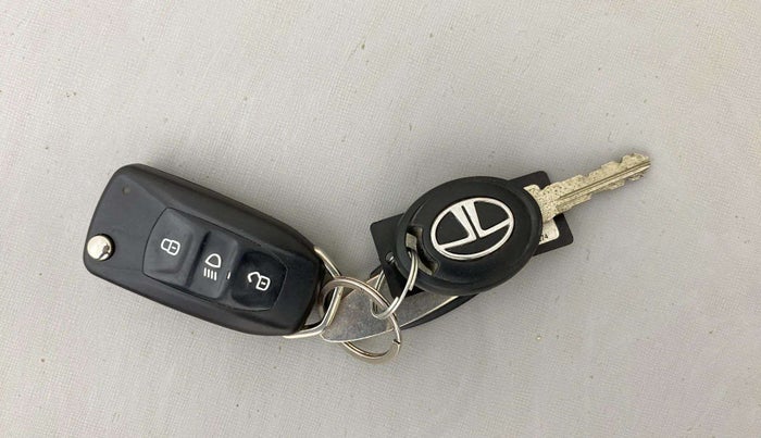 2016 Tata Tiago XZ PETROL, Petrol, Manual, 53,407 km, Key Close Up
