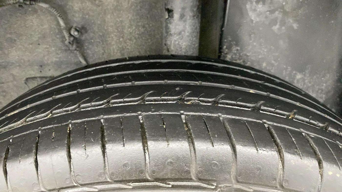 2023 Tata PUNCH ACCOMPLISHED MT CAMO EDITION, Petrol, Manual, 33,438 km, Left Rear Tyre Tread