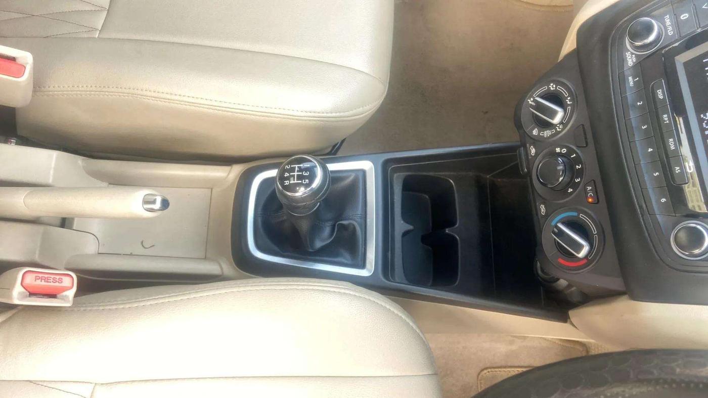 2017 Maruti Dzire VXI, Petrol, Manual, 78,200 km, Gear Lever