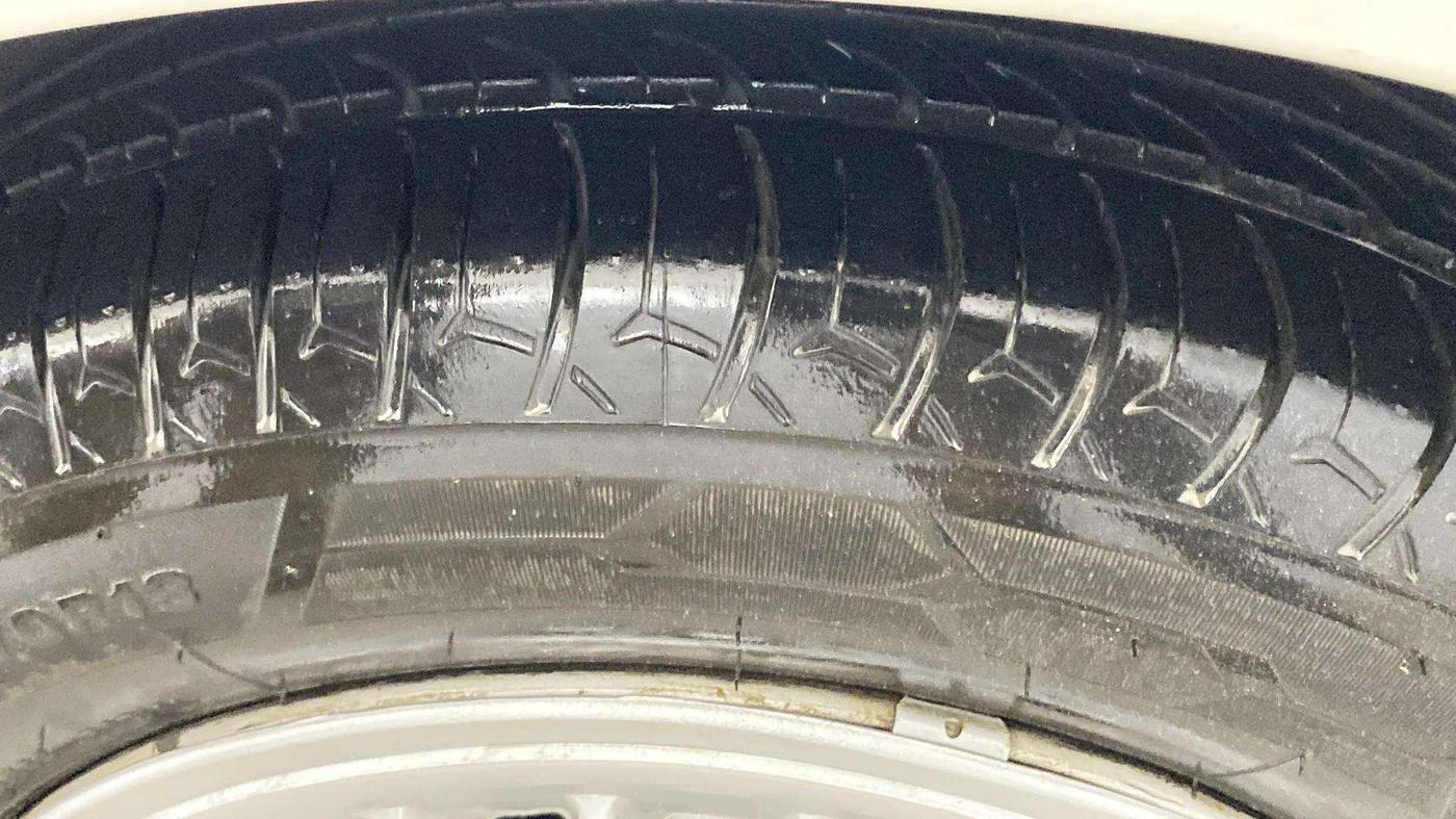 2017 Hyundai Eon ERA + SE, Petrol, Manual, 32,394 km, Right Front Tyre Tread