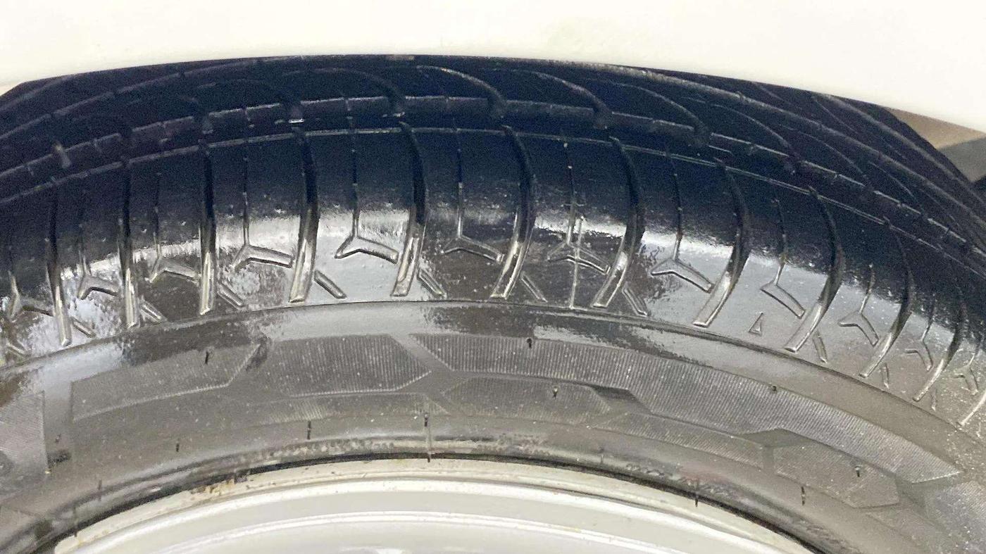 2017 Hyundai Eon ERA + SE, Petrol, Manual, 32,394 km, Left Front Tyre Tread