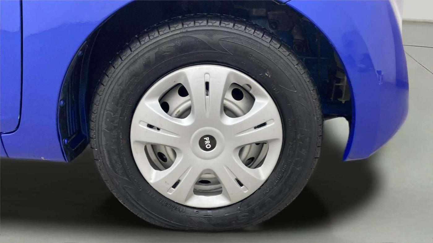 2014 Hyundai Eon D-LITE+, Petrol, Manual, 31,043 km, Right Front Wheel