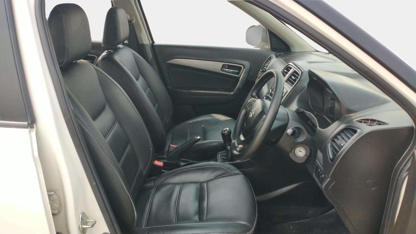 2019 Maruti Vitara Brezza ZDI, Diesel, Manual, 1,05,859 km, Right Side Front Door Cabin