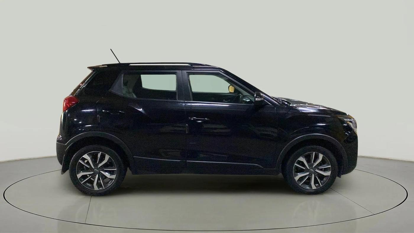 2021 Mahindra XUV300 W8 (O) 1.2 PETROL, Petrol, Manual, 26,722 km, Right Side View
