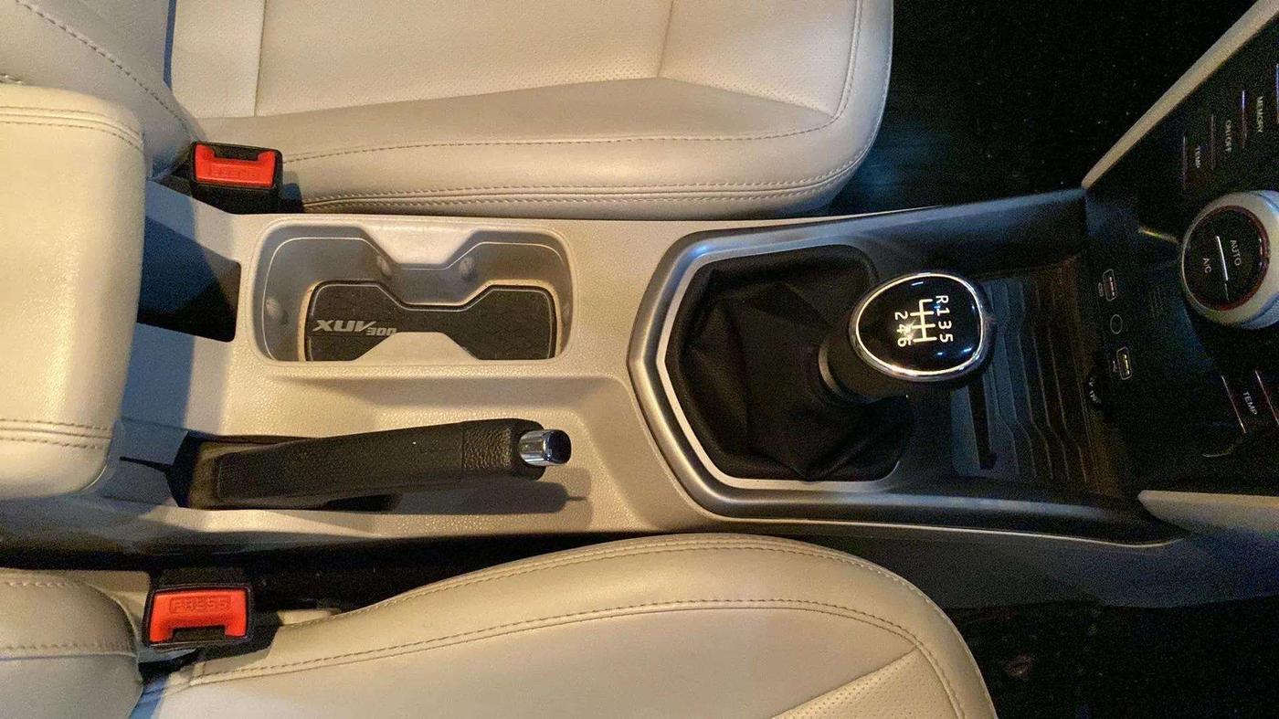 2021 Mahindra XUV300 W8 (O) 1.2 PETROL, Petrol, Manual, 26,722 km, Gear Lever