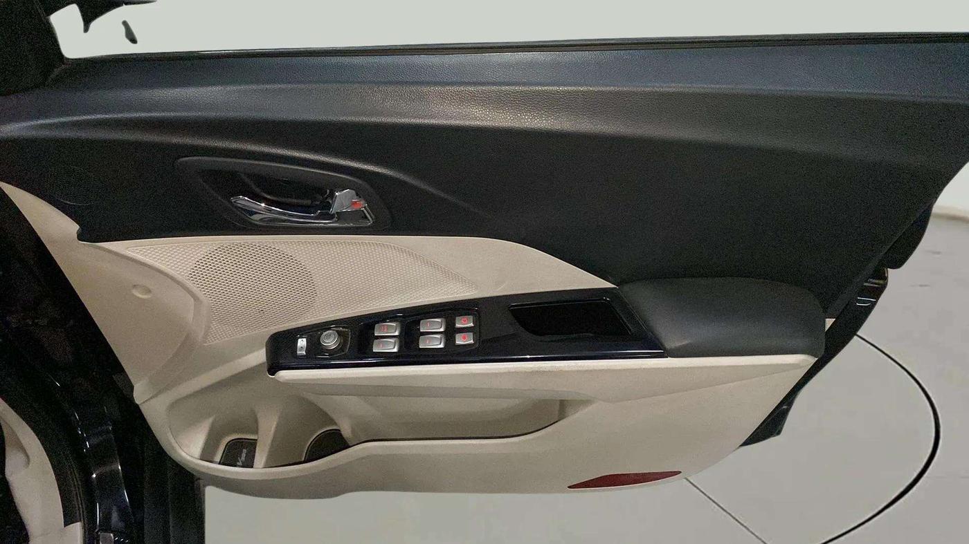 2021 Mahindra XUV300 W8 (O) 1.2 PETROL, Petrol, Manual, 26,722 km, Driver Side Door Panels Control