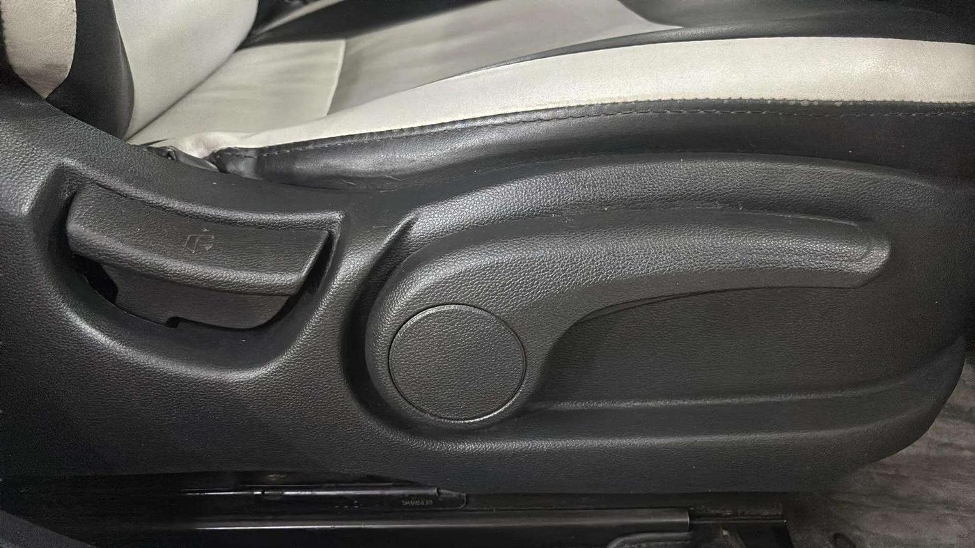 2017 Hyundai Elite i20 SPORTZ 1.2, Petrol, Manual, 64,182 km, Driver Side Adjustment Panel