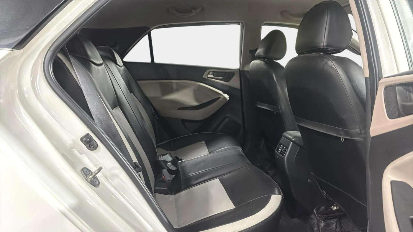2017 Hyundai Elite i20 SPORTZ 1.2, Petrol, Manual, 64,182 km, Right Side Rear Door Cabin